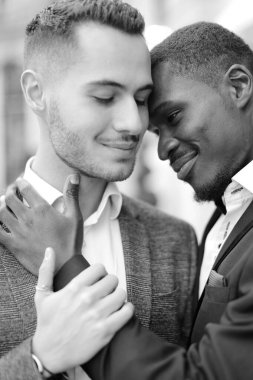 Afro-Amerikan gay kucaklaşmasının siyah-beyaz portresi.