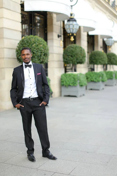 Афроамериканець, успішний чоловік у костюмі й стоїть біля будинку.. — стокове фото