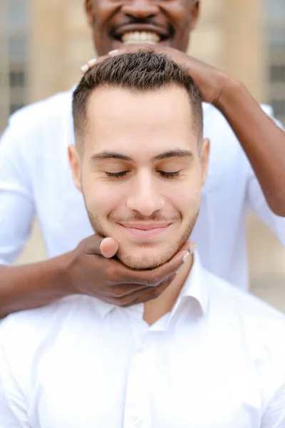Portrét bělocha, afro amerického chlapce držícího chlapa za hlavu. — Stock fotografie