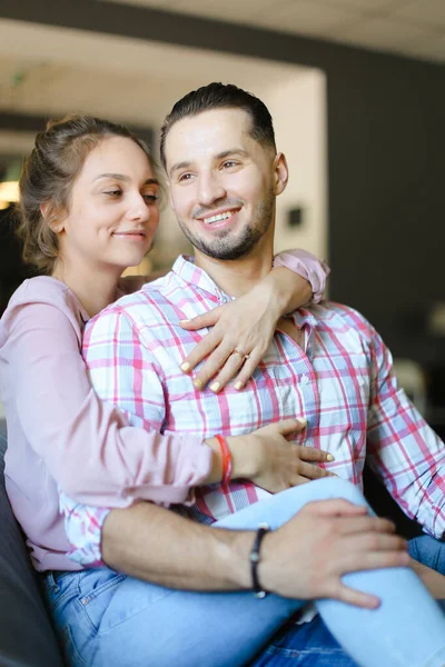 Giovane ragazza abbracciare fidanzato a casa e sorridente . — Foto Stock