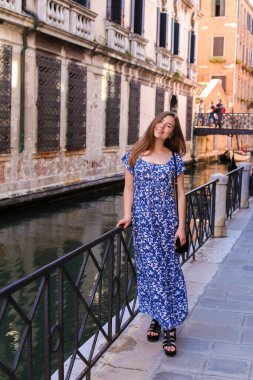 Banister Venedik, İtalya yakın duran genç kadın turist.