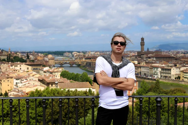 Touriste masculin debout sur le balcon avec Florence arrière-plan paysage urbain, Italie . — Photo