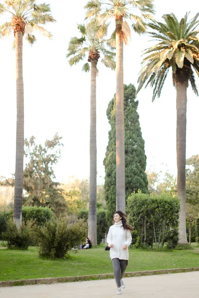 Cinese bella ragazza a piedi nel parco tropicale . — Foto Stock