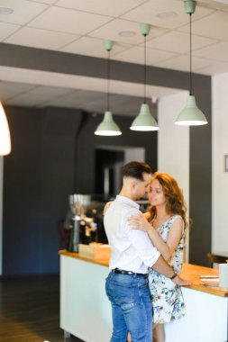 Kafede kocası sarılma genç güzel karısı.