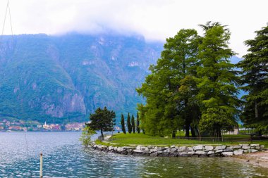 Yeşil ağaçlar bulutlar dağ Mandello del Lario ve Alpler lake Como yakınındaki.