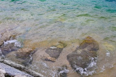 Şeffaf su ile kaplı taşlar.