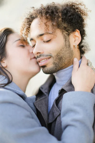 Mädchen küsst afroamerikanischen Jungen mit lockigem Haar. — Stockfoto