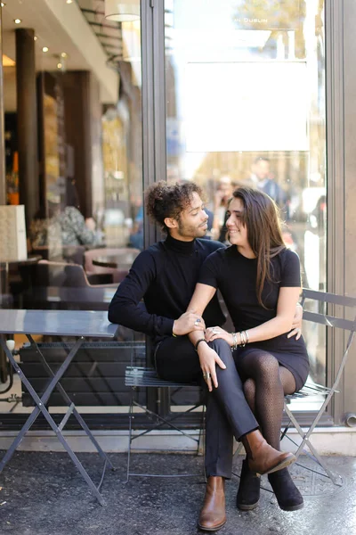 Afro americano hombre sentado con caucásico chica y abrazando fuera . — Foto de Stock