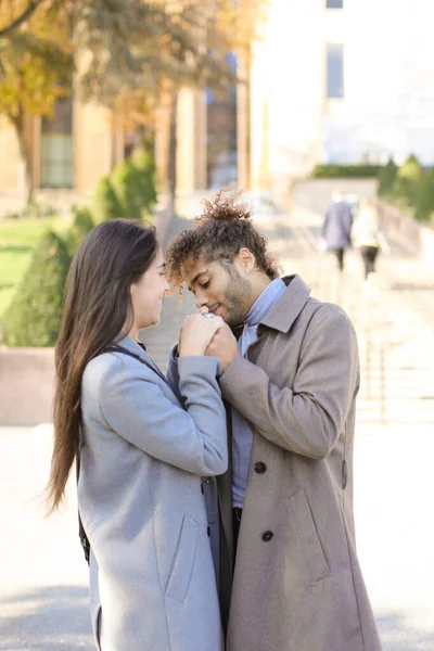 Afro americano uomo abbraccio caucasico donna al di fuori . — Foto Stock