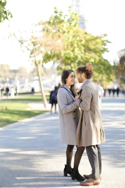 Afro américain homme étreignant femme caucasienne et la marche dans le parc . — Photo