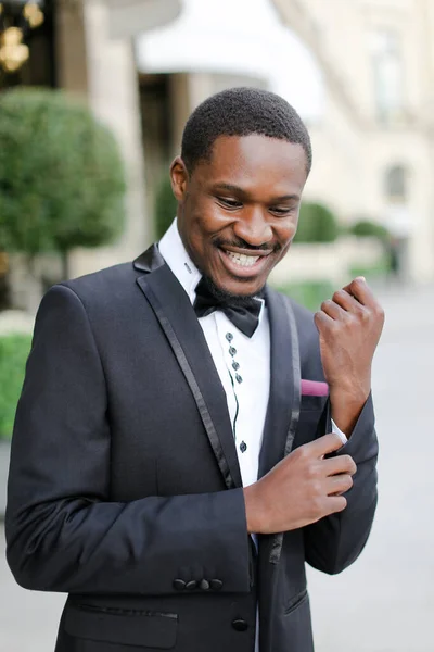 Африканський американець щасливий вродливий чоловік у костюмі і посміхається. — стокове фото