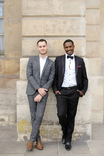 Афро - американець і каукасіан щасливі геї стоять біля будинку.. — стокове фото