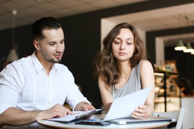 Genç iş kadını çalışma belgeleri ve patron ile konuşma.