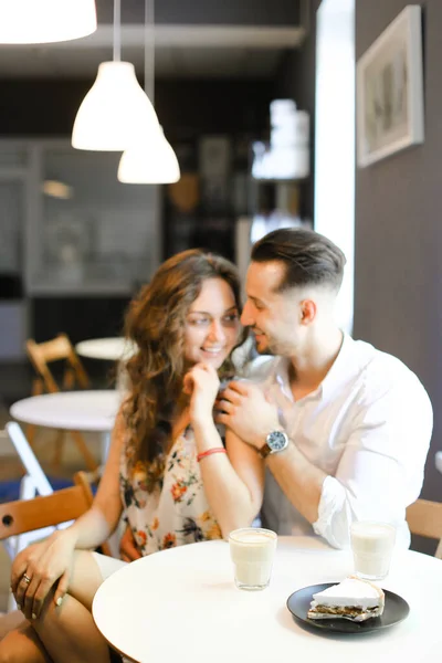 Junger Mann umarmt Ehefrau im Café und ruht sich aus. — Stockfoto