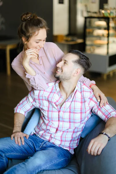 Glücklich lächelnder Ehemann sitzt mit Frau zu Hause. — Stockfoto