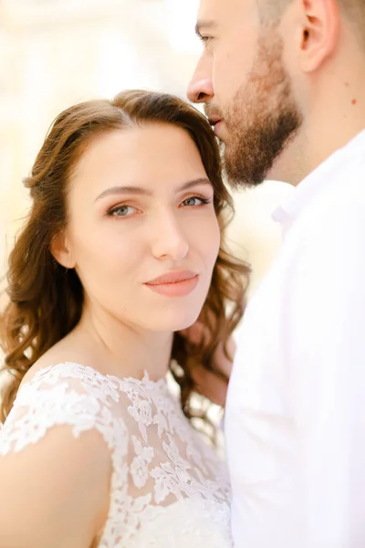 白人の幸せな結婚式のカップルの肖像. — ストック写真