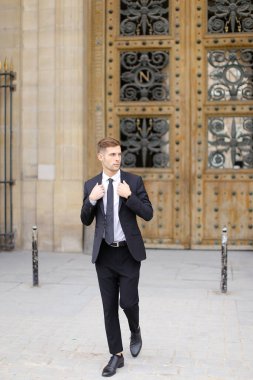 Yakışıklı genç adam ahşap kapıya yaklaşıyor..