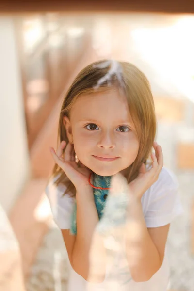 Retrato de niña rubia con juguete . — Foto de Stock