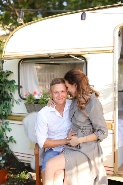 若いです素晴らしいです妻接吻夫近く家の上の車輪. — ストック写真
