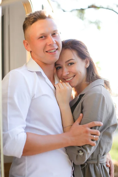 Retrato de menino loiro beijando menina e abraçando . — Fotografia de Stock