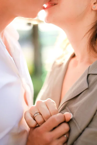 Fechar o homem abraçando e beijando mulher . — Fotografia de Stock