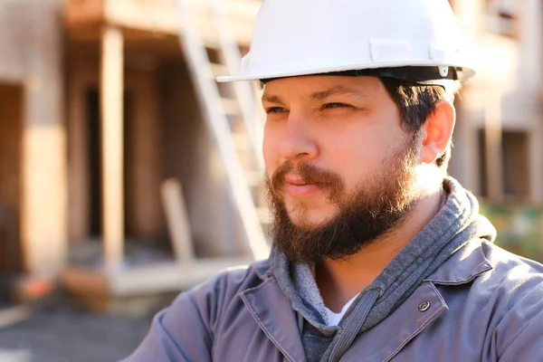 Close up retrato de gerente de construção e construtor vestindo hardhat . — Fotografia de Stock