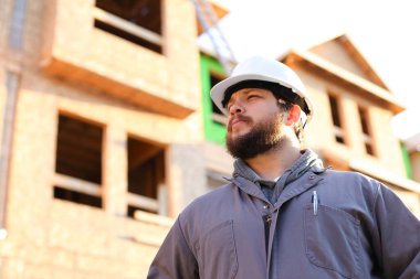 Ustabaşının portresi, takım yıldızının olduğu yerde şapka takıyor..