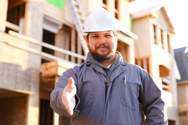 Capataz vestindo chapéu duro dando a mão para agitar no local de construção . — Fotografia de Stock