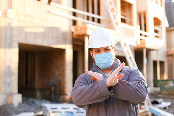 Polier mit Maske und Hut auf Baustelle. — Stockfoto