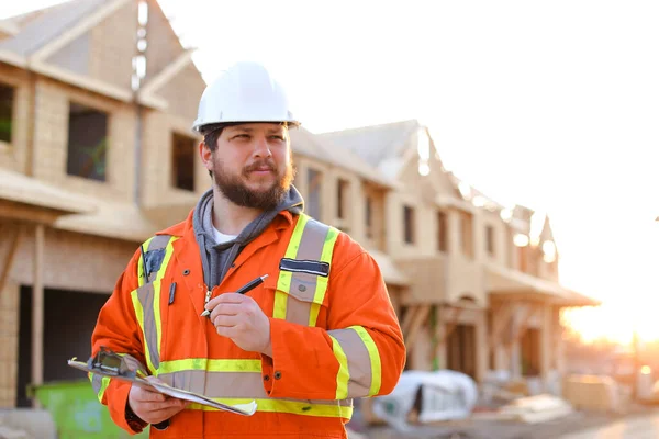 Foreman escrevendo em notebook no canteiro de obras . — Fotografia de Stock