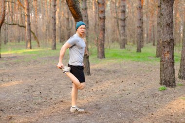 Genç bir çocuk sabah parkta çatlaklar yapıyor..