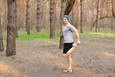 Kafkasyalı genç, sabah parkta çatlaklar yapıyor..