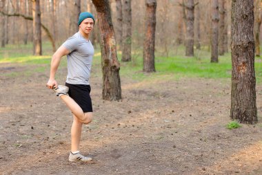 Genç Avrupalı çocuk parkta çatlaklar yapıyor, sabah.