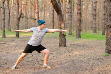 Erkek dinleniyor ve sabah parkında egzersiz yapıyor..