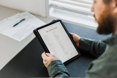 Vize alan ve okuma başvurusunu tabletten yapan adamı kapatın..