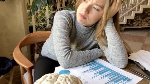Kvinna ser mycket trött med hög med dokument — Stockvideo