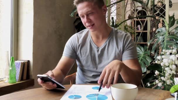 Joven hombre de negocios afroamericano sonriente llamando por teléfono — Vídeos de Stock