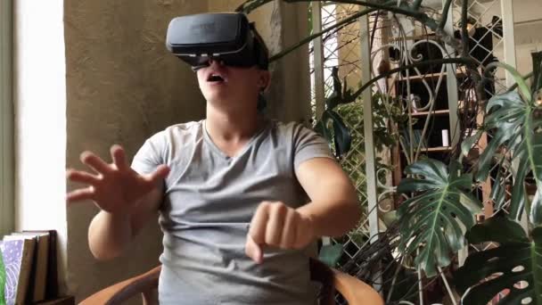 En asiatisk man som bär virtual reality goggle. — Stockvideo