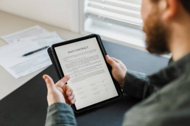 İşadamı tablete satış sözleşmesi imzalıyor.