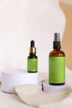Kozmetik ürünler ve markanız için yeşil alan içeren sprey şişesi ve pipet damlası..