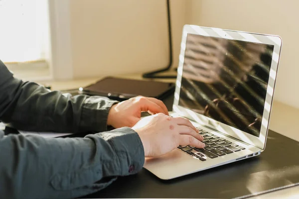 Männliche Hände in Großaufnahme tippen auf Laptoptastatur. — Stockfoto