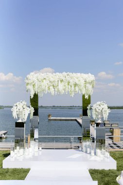 Arkasında göl olan harika bir düğün sunağı..