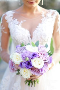 Kafkas gelini çiçek buketi saklıyor..