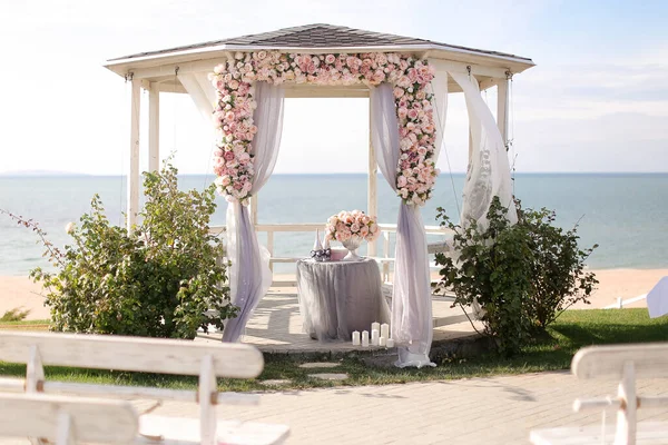 Increíble arco de boda decorado con flores con lago en el fondo. — Foto de Stock