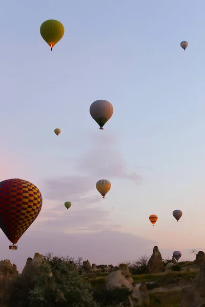 Hőlégballonok repülnek Cappadocia felett, Törökország. — Stock Fotó