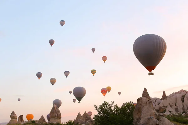 Balões de ar quente sobrevoando a Capadócia no céu do nascer do sol, Turquia. — Fotografia de Stock