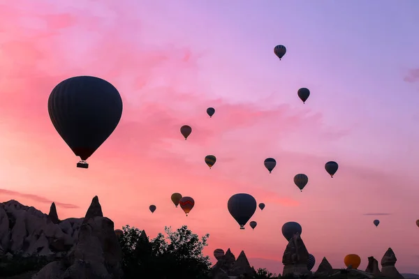 Hot air ballons flying over Cappadocia in sunrise sky, Turkey. — Stock Photo, Image