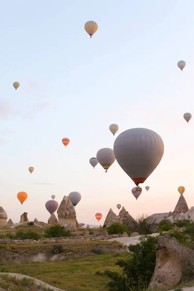 Colorful hot air ballons flying over Cappadocia, Turkey. — Stock Photo, Image