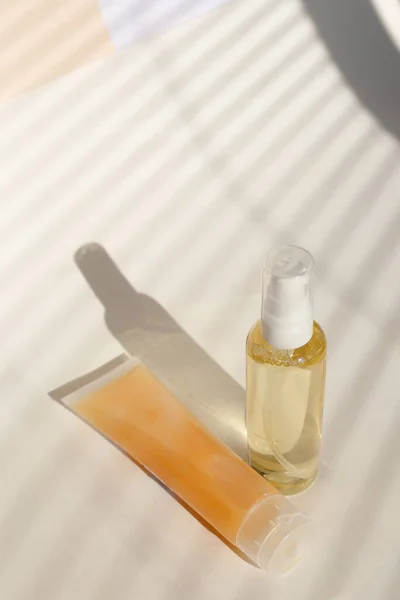 Spray botella de loción y crema natural para la cara en fondo claro con espacio de copia. — Foto de Stock