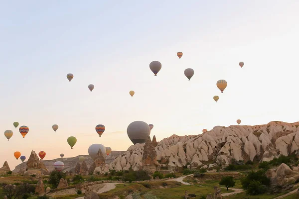 Viele Heißluftballons fliegen über Kappadokien in der Türkei. — Stockfoto